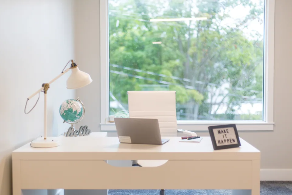 Personne qui travaille seule depuis un bureau à domicile