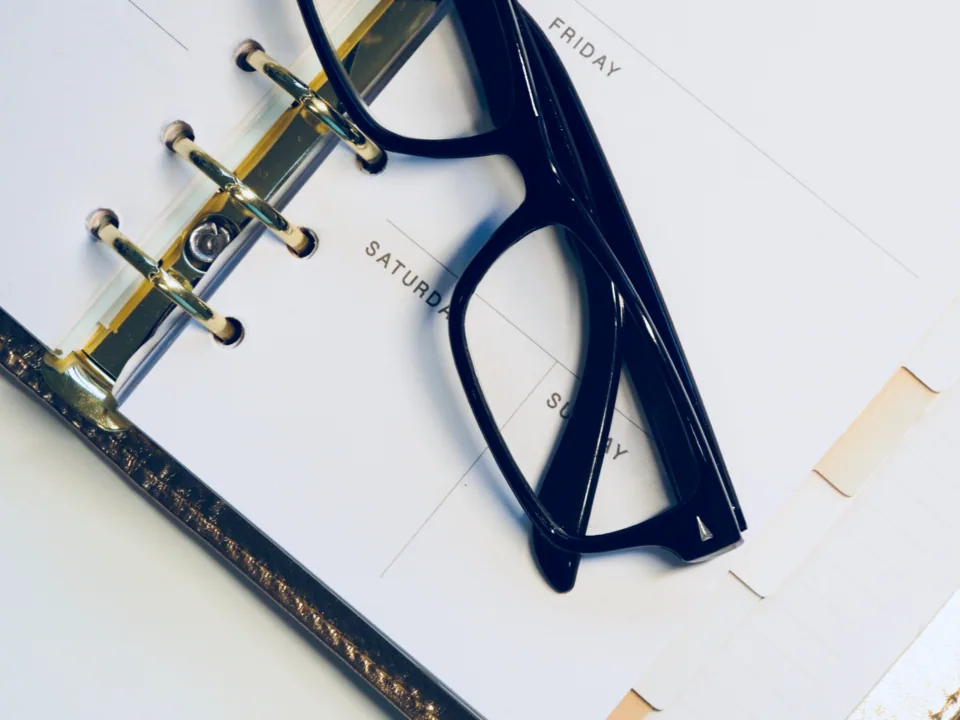 Un calendrier de planification posé sur un bureau