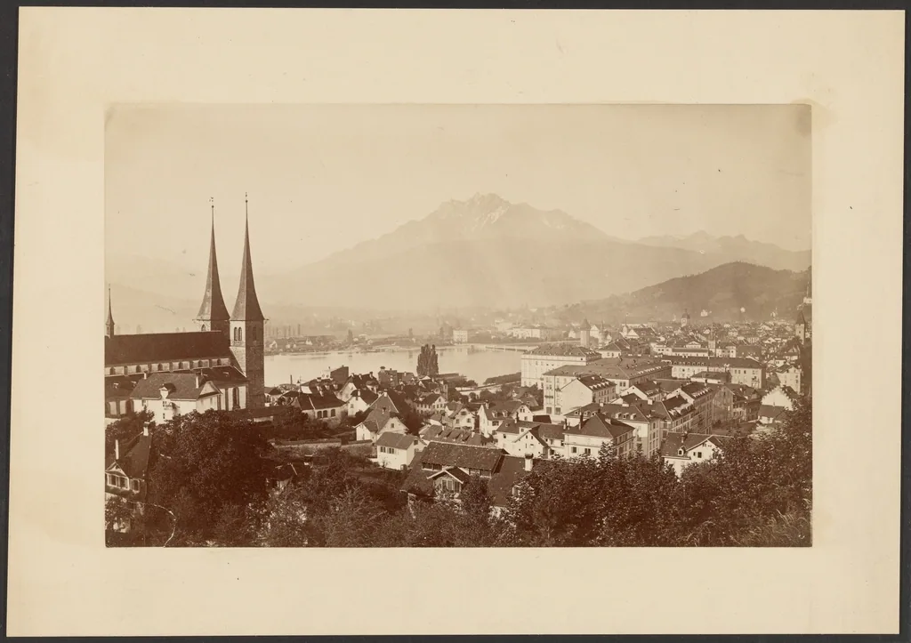 Ville suisse au bord d'un lac