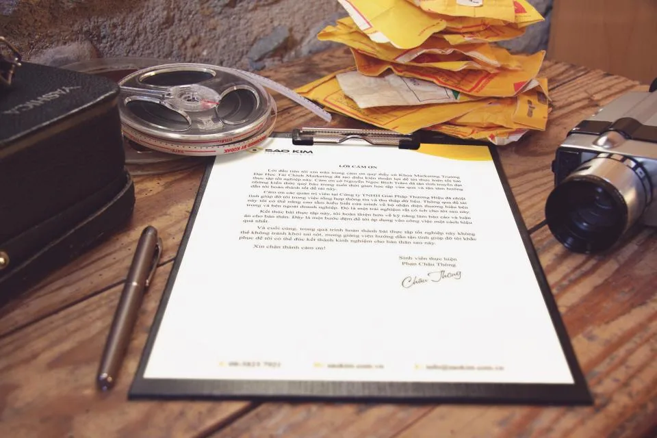 Signature d'un document sur un bureau