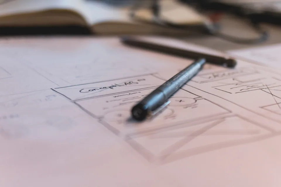 Croquis de maquette d'interface sur papier