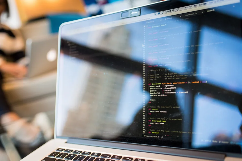 Écran d'ordinateur affichant du code pendant le développement d'un site